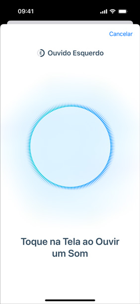 iPhone mostrando o Teste de Audição em andamento ao lado dos AirPods Pro 2.
