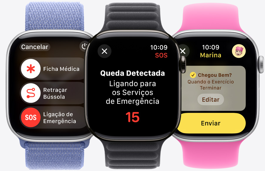 Um Apple Watch Series 10 mostrando os botões Ficha Médica, Retraçar Bússola e Ligação de Emergência. Outro Apple Watch Series 10 mostrando uma queda detectada. Um terceiro Apple Watch Series 10 mostrando uma mensagem do recurso Chegou Bem prestes a ser enviada.