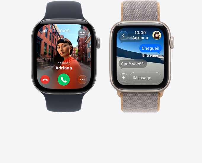 Dois relógios Apple Watch Series 12 com pulseira esportiva preta e pulseira loop esportiva azul-chambray (azul-acinzentado-claro) mostram na tela uma chamada recebida, foto de contato, botões para atender e recusar a ligação e conversa do iMessage