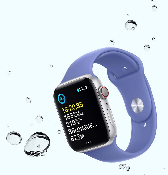 « Une Apple Watch SE affichant un entraînement de nage, entourée de gouttelettes d’eau »