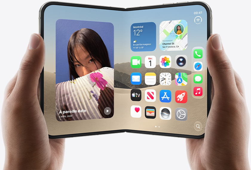 Deux mains tiennent un iPhone Duo ouvert, l’écran de gauche affiche la photo d’une femme, l’écran de droite affiche un écran d’accueil avec plusieurs icônes d’apps, dont Messages, Photos, Caméra et App Store