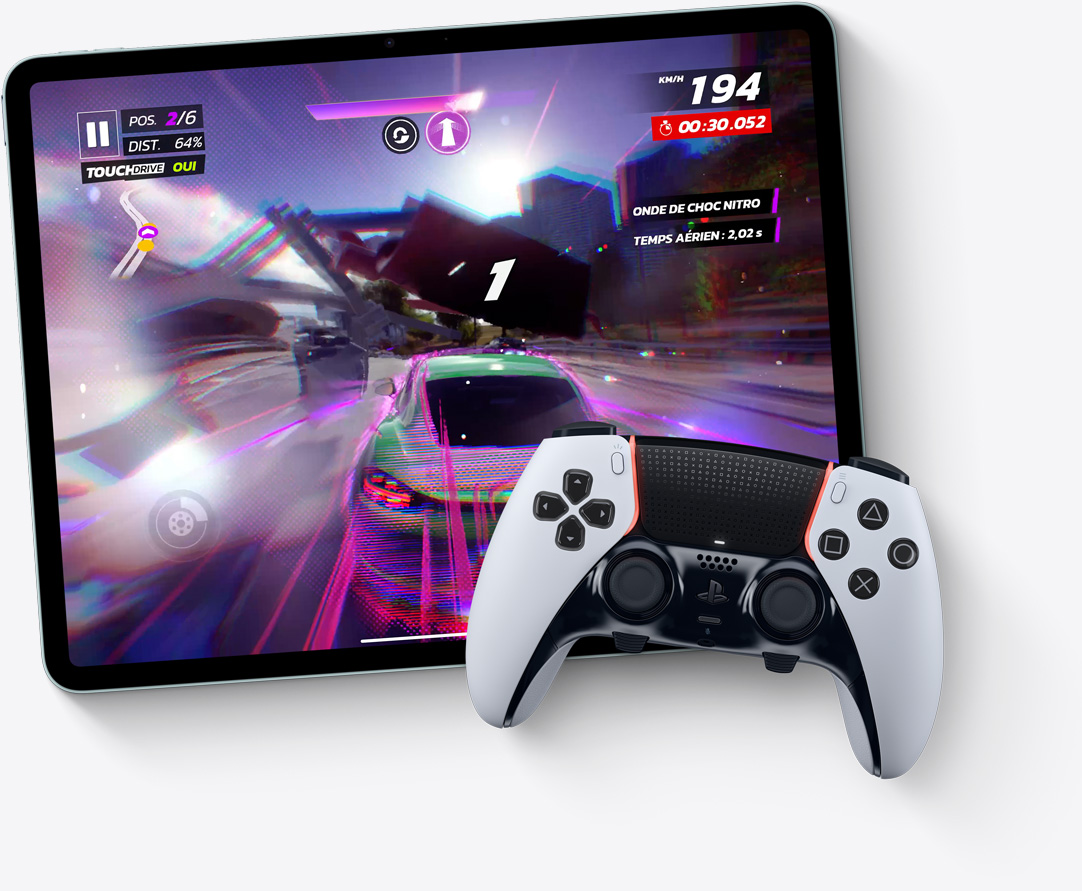 iPad Air en orientation paysage, affichant le jeu vidéo Asphalt Legends Unite, manette de Playstation