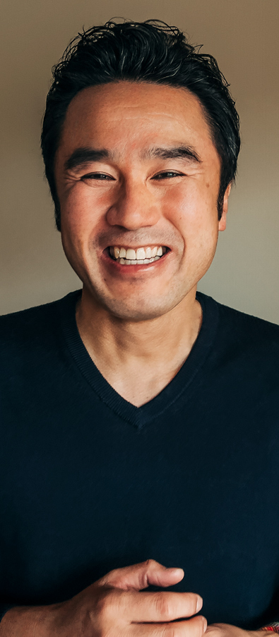 Photo de Tetsu, qui affiche un grand sourire et nous regarde.