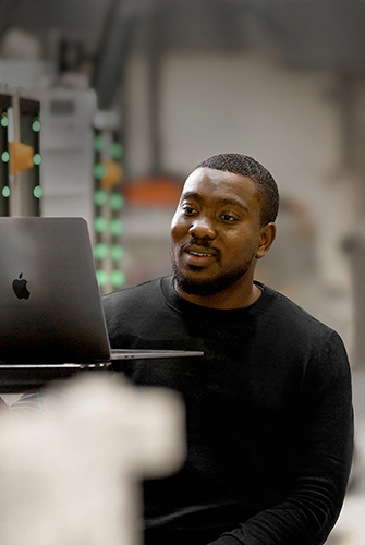 Une personne de l’équipe Opérations et chaîne logistique d’Apple travaille sur un MacBook.
