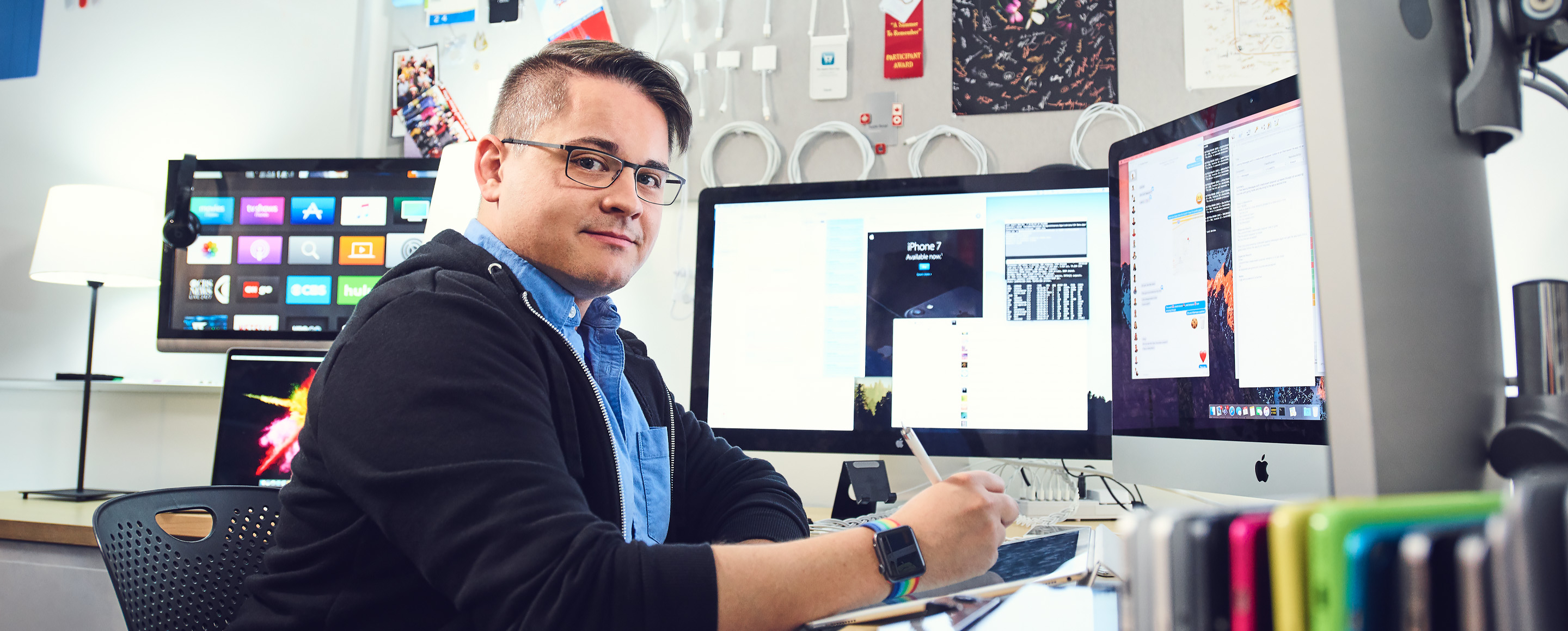 David vyhodnocuje kvalitu softwaru ve své kanceláři