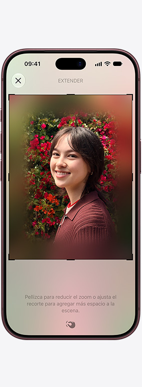 iPhone 18 Pro, parte frontal, se usa Reencuadre Espacial para reencuadrar un primer plano de una persona con rosas rojas detrás