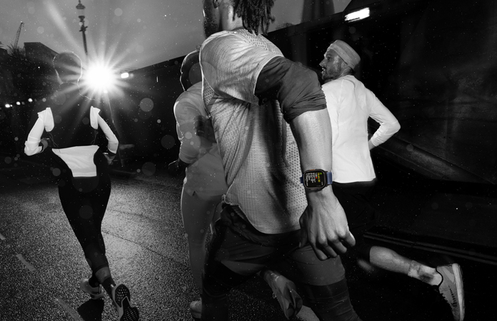 Foto en blanco y negro de varias personas corriendo.