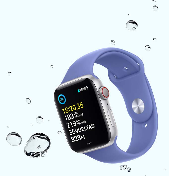 Un Apple Watch SE muestra un entrenamiento de natación con gotas de agua alrededor del dispositivo.