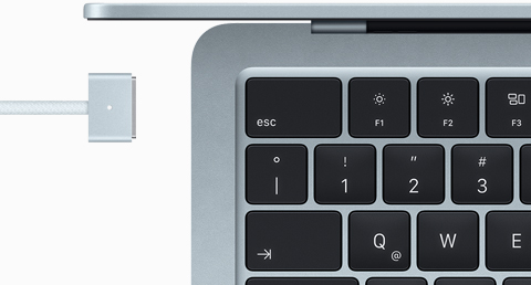 MacBook Air azul cielo con cable de carga MagSafe del mismo color