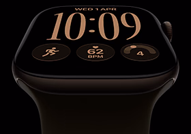 Apple Watch Series 12, pouzdro z tmavě bronzového hliníku, ciferník Modulární, komplikace: den a datum, Cvičení, kroužky aktivity, Hudba, na pravém boku korunka Digital Crown, olivový sportovní řemínek