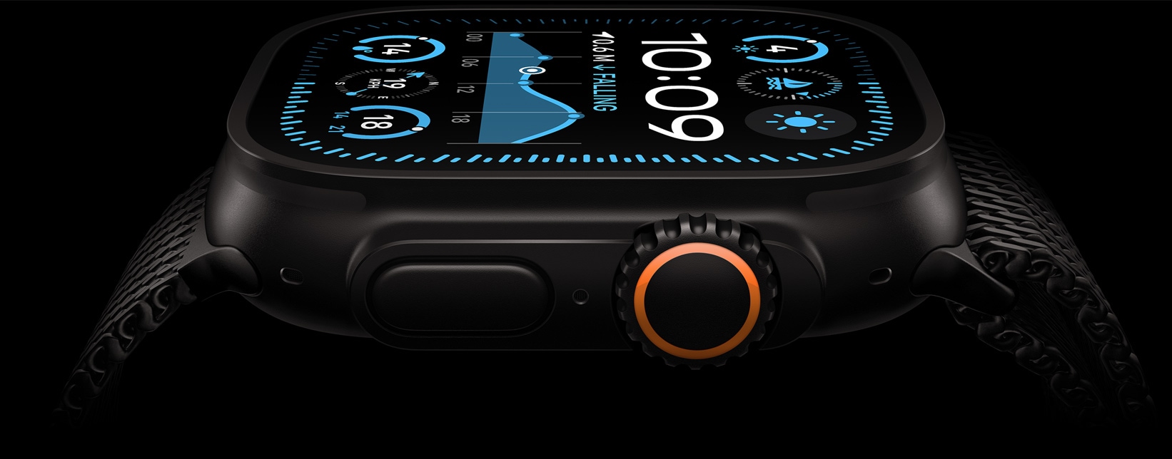 Displej Apple Watch Ultra 2 s pouzdrem z černého titanu. Zobrazuje se na něm čas, teplota a živé aktivity.