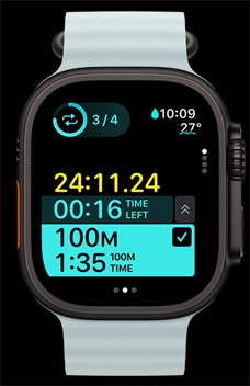 Apple Watch Ultra 2 se zobrazením časového intervalu intenzivního plavání v rámci vlastního cvičení.