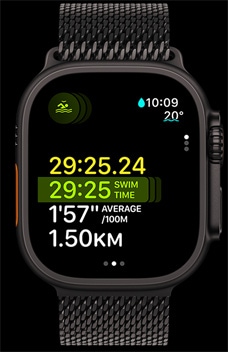 Apple Watch Ultra 2 se zobrazením doby plavání, tempa a vzdálenosti v rámci kombinovaného cvičení.