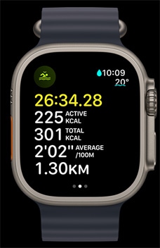 Ukázka Apple Watch Ultra 2 při plavání na otevřené vodě. Zobrazuje se čas, kalorie a tempo.