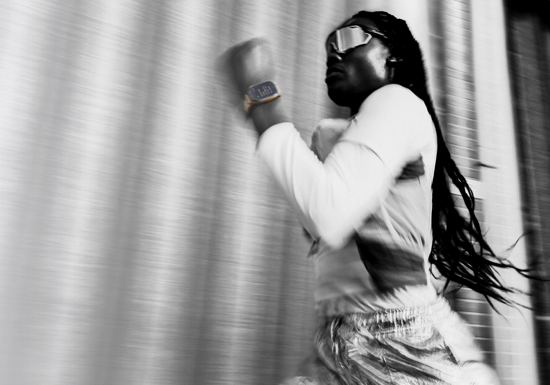 Běžící osoba s Apple Watch Ultra 4 na zápěstí