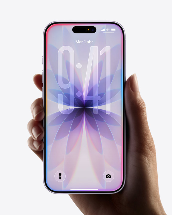Mano sujetando un iPhone 17 que muestra la pantalla de borde a borde, pantalla de bloqueo con contorno de Liquid Glass