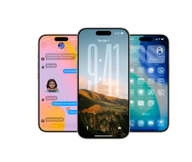Tre modelli di iPhone con schermate diverse disposti uno dietro l’altro, ogni modello si sovrappone leggermente a quello vicino. L’iPhone a sinistra mostra una conversazione con uno sfondo in Messaggi. Il modello al centro mostra la schermata di blocco con foto e numeri dell’ora in Liquid Glass. Il modello a destra mostra alcune icone di app con effetto Liquid Glass trasparente