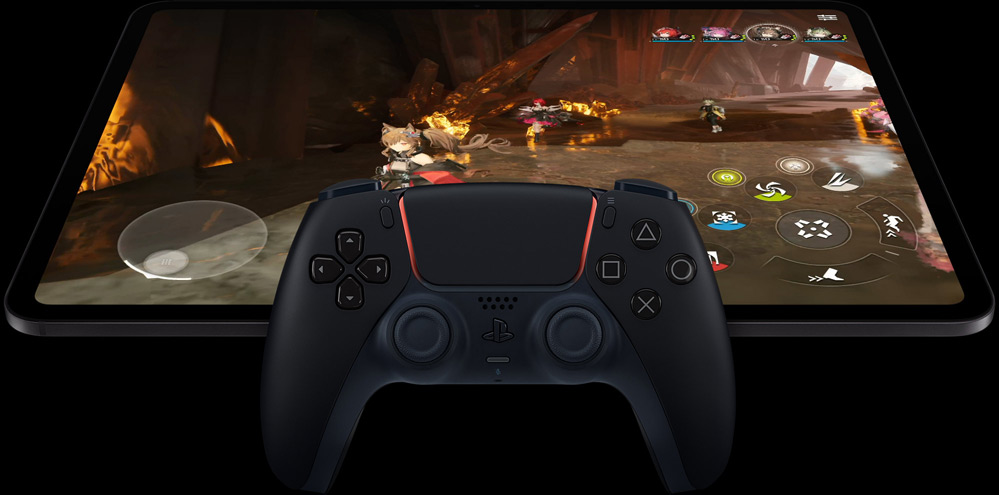 Ein kabelloser PlayStation Controller auf einem iPad Pro, Vorderansicht, Querformat, Farbe Space Schwarz, das Display zeigt einen Videospiel-Bildschirm mit einem futuristischen Roboter-Mech mit einem leuchtenden rosafarbenen Laserschwert