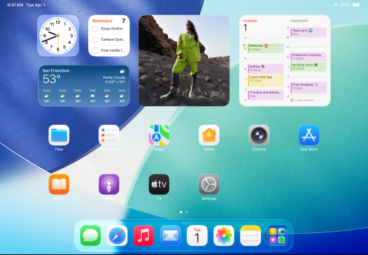 Tre modelli di iPad in orizzontale, il modello centrale è davanti agli altri due e ha una Apple Pencil agganciata magneticamente al lato superiore; lo schermo centrale passa dalla schermata di blocco alla schermata Home mostrando icone colorate delle app con effetto Liquid Glass, lo schermo a sinistra mostra l’app Anteprima, lo schermo a destra mostra la schermata Home con i file che si aprono a ventaglio dal Dock