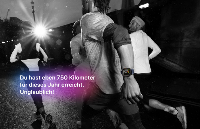 Schwarz-Weiß-Foto von Menschen, die joggen, Text über Foto: Du hast gerade die Marke von 750 Kilometern für das Jahr geknackt. Unglaublich!