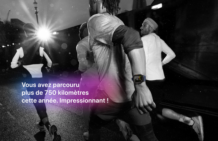 Une photo en noir et blanc de personnes faisant du jogging, le texte sur la photo indique Vous avez parcouru plus de 750 kilomètres cette année. Impressionnant!