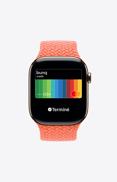 Une Apple Watch Series 10 affiche une Apple Card dans Apple Pay.