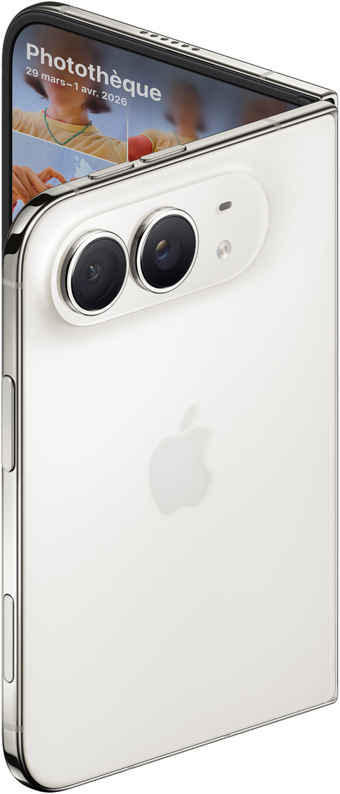 iPhone Duo, finition blanc stellaire, légèrement ouvert, face arrière, caméras arrière Fusion 48 MP dans le coin supérieur, deux objectifs, micro, flash