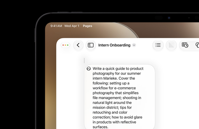 iPad 左上角部分，螢幕顯示打開的 Pages 文件，以及一段提示詞句，借助「用 Siri 寫字」功能草擬文案