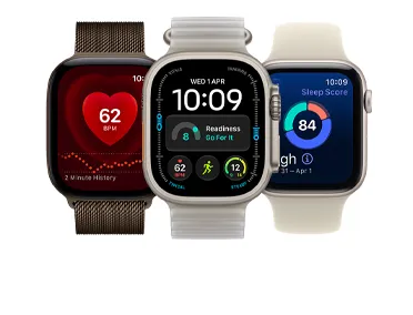 Apple Watch 裝置：Apple Watch Series 12，深古銅色鋁金屬錶殼，配搭深古銅色米蘭網織手環錶帶，螢幕顯示心率 app；Apple Watch Ultra 4，原色鈦金屬錶殼，配搭半透明灰色海洋錶帶，螢幕顯示組合錶面上的身體狀態、心率、體能訓練和紫外線指數複雜功能，機身右側有數碼錶冠和凸起的側邊按鈕；Apple Watch SE 3，星光色鋁金屬錶殼，配搭沙色運動錶帶，螢幕顯示睡眠分數，機身右側有數碼錶冠