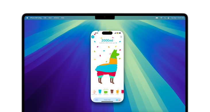 MacBook Pro M4 螢幕上展示 iPhone 鏡像輸出功能和 Waterllama app。