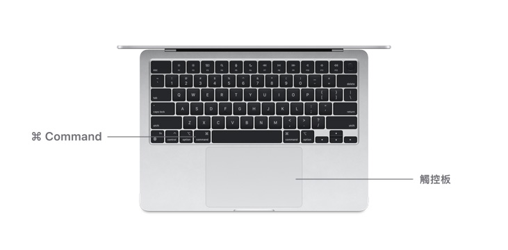 以桌上視角展示 MacBook Air M4 的 Command 鍵和觸控板。