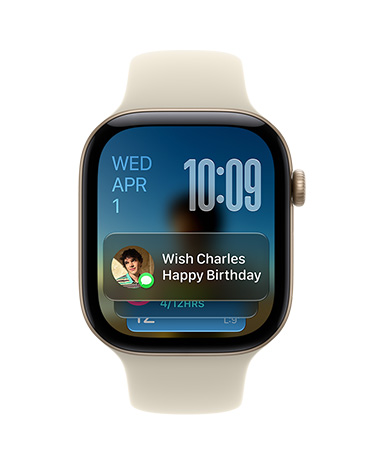 Apple Watch Series 12，淺金色鋁金屬錶殼配以沙色運動錶帶，錶面左上角顯示日期，右上角顯示時間，底部顯示訊息小工具