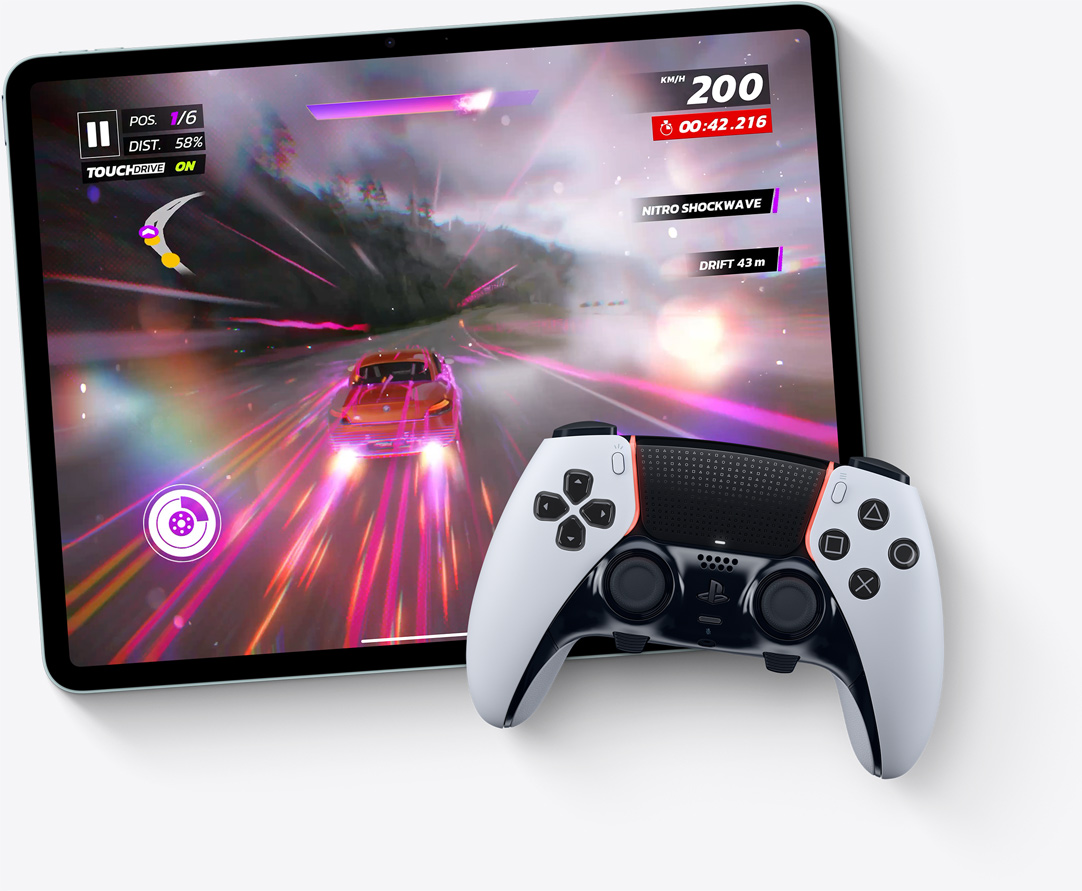 iPad Air fekvő tájolásban, kijelzőjén az Asphalt Legends Unite videójátékkal. A készülék előtt egy PlayStation-kontroller.
