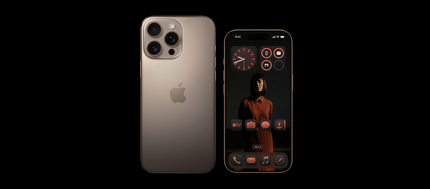 A 6,9 hüvelykes sivatagszínű titán iPhone 16 Pro Max elölnézete és a 6,3 hüvelykes sivatagszínű titán iPhone 16 Pro hátulnézete.