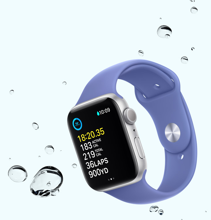 Apple Watch SE yang menampilkan layar latihan berenang dengan tetesan air di dekat perangkat