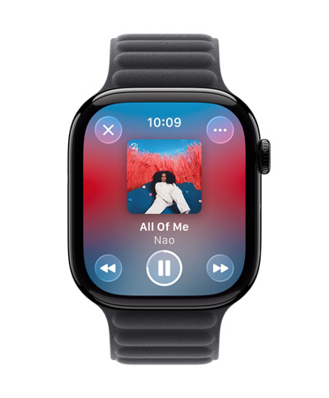 Apple Watch dalam warna Titanium Emas dengan tali jam loop Milan, wajah jam menampilkan Apple Music yang sedang diputar, kontrol Liquid Glass tembus pandang