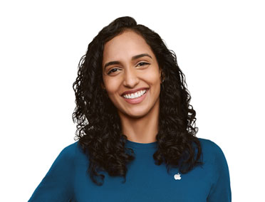 Smiling Apple Specialist with an approachable demeanor