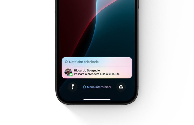 Un iPhone con la full immersion Meno interruzioni attivata e una sola notifica, contrassegnata come “Potenzialmente importante”.