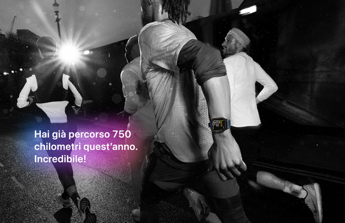 Foto in bianco e nero di un gruppo di persone che fanno jogging; un testo sopra la foto ricorda all’utente che ha già percorso 750 chilometri nel corso dell’anno, descrivendo questo traguardo come incredibile