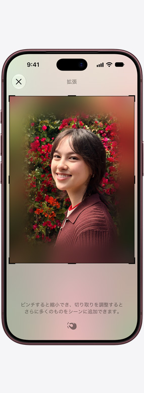 iPhone 18 Proの前面の外観。赤いバラを背景にした人物のクローズアップ、空間リフレームを使って構図を変えている