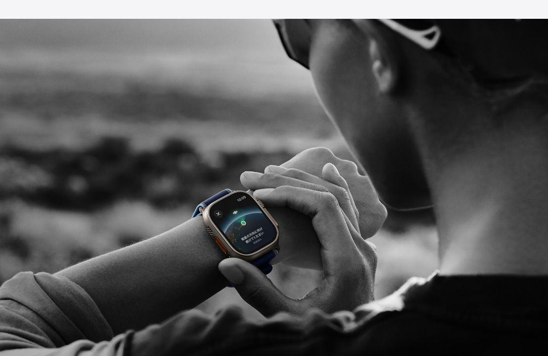 ハイキング中にApple Watch Ultra 3で双方向衛星通信機能を使っている人物