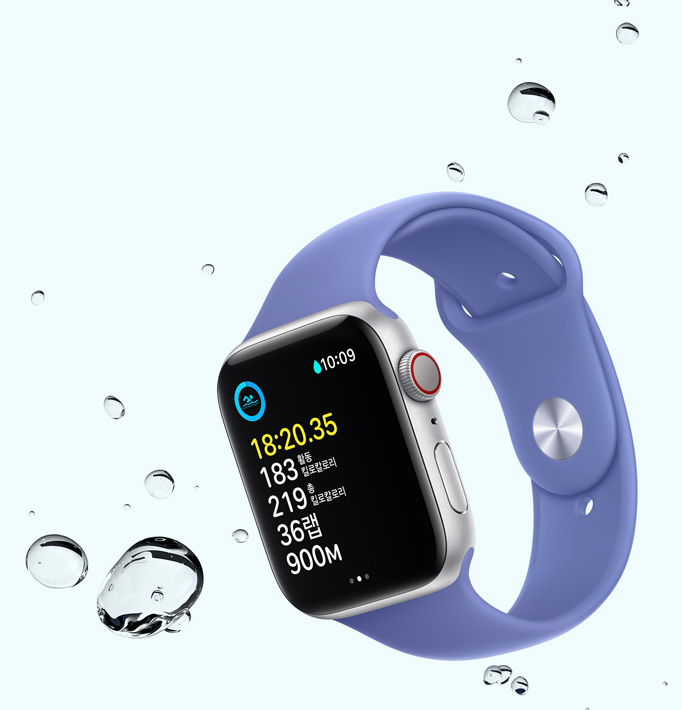 수영 운동 화면이 표시된 Apple Watch SE와 기기 주변에 물방울이 보이는 모습