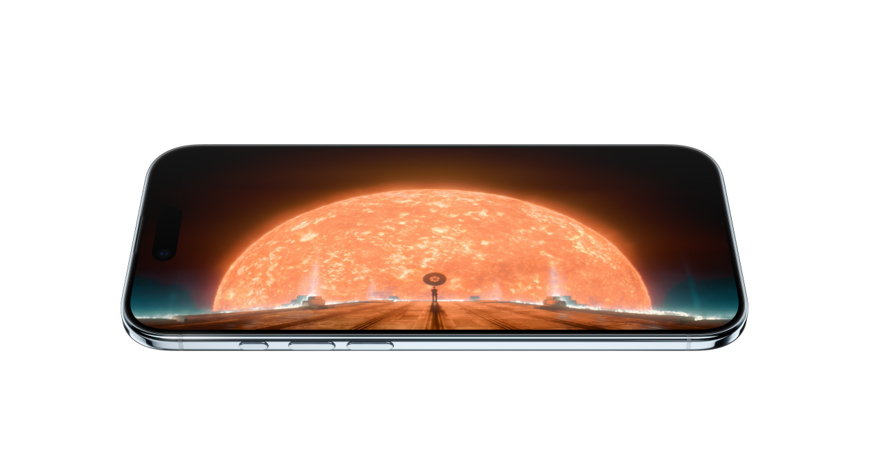 Apple TV+ 시리즈 파운데이션의 정지된 한 장면이 떠 있고, 옆면이 살짝 보이는 iPhone Air 앞면
