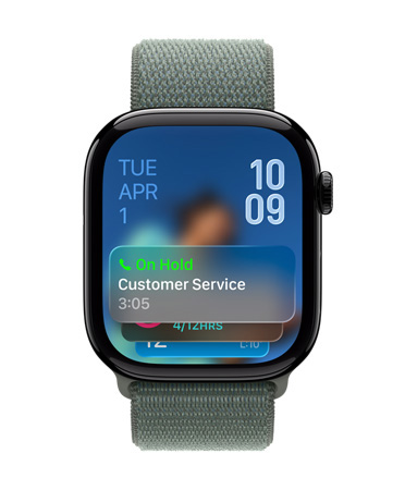 세이지 밴드를 장착한 제트 블랙 Apple Watch, 페이스 하단에는 통화 대기 지원 알림, 왼쪽 상단에 날짜, 오른쪽 상단에는 겹쳐진 숫자로 된 시간이 표시된 모습