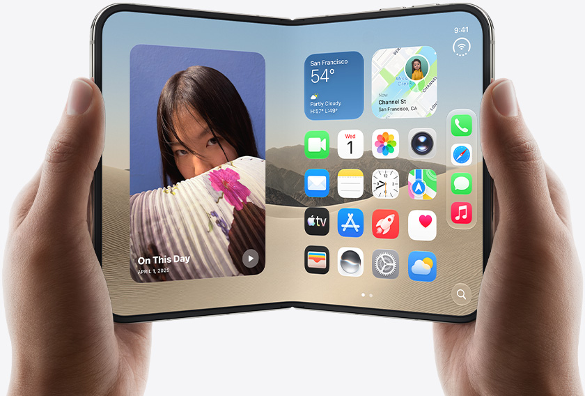 Dos manos sostienen un iPhone Duo abierto, a la izquierda de la pantalla aparece la foto de una mujer, a la derecha se muestra la pantalla de inicio con varios íconos de apps, como Mensajes, Fotos, Cámara y App Store