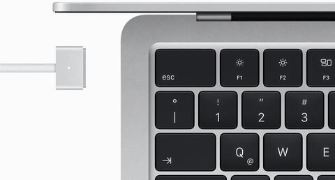 MacBook Air color plata con cable de carga MagSafe del mismo color