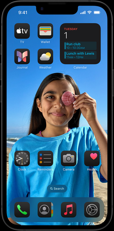 „iPhone 16e“ su aplink išdėstytomis programomis, pvz., „Apple Mail“, „WhatsApp“, „Safari“, „Apple Maps“, „Apple Music“, „Nuotraukos“, „Pastabos“ ir „Namai“