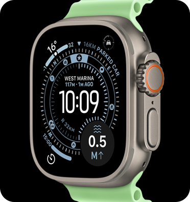 „Apple Watch Ultra 3“, natūralios spalvos titano korpusas, orientavimosi ciferblatas, rodiniai: orai, pastatyto automobilio vieta, dešiniosios pusės išorinė dalis, „Digital Crown“, mikrofonas, šoninis mygtukas, Ocean“ dirželis, neono žalios spalvos