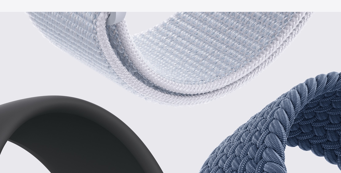 Trīs Apple Watch siksniņas. Mākoņzila sporta aproce. Melna Solo Loop aproce. Un zelta krāsas Link aproce.