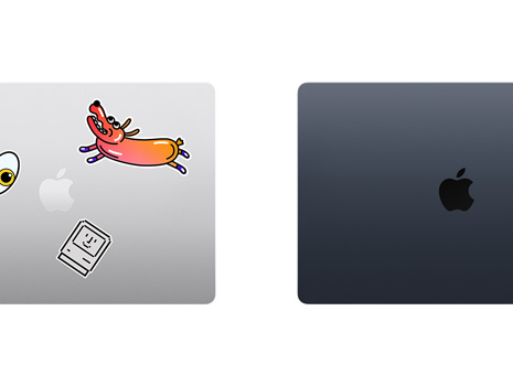 لقطة علوية لإثنين من&nbsp;أجهزة لابتوب&nbsp;Mac مغلقين، أحدهما عليه&nbsp;ملصقات.